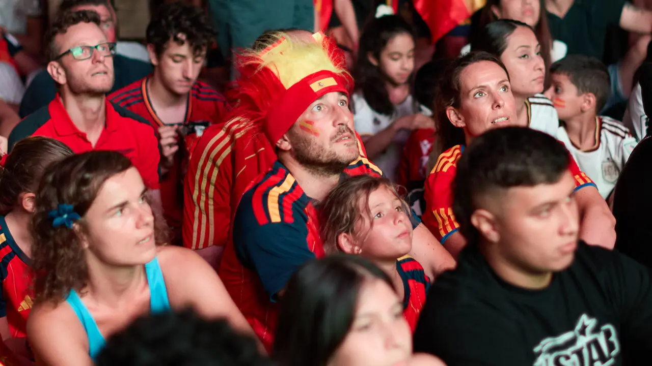 Seguimiento de la final del Mundial de f&uacute;tbol entre Espa&ntilde;a y Argentina en las pantallas gigantes instaladas en la Plaza del Castillo de Pamplona. I&Ntilde;IGO ALZUGARAY