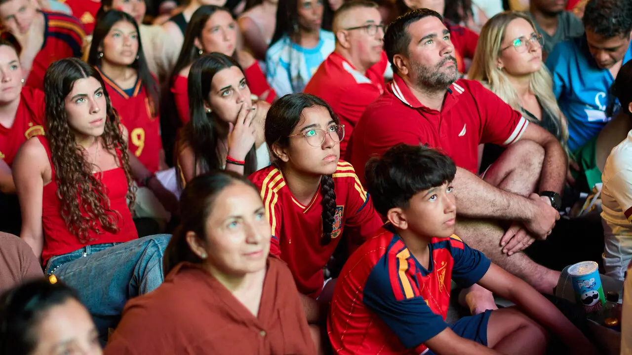 Seguimiento de la final del Mundial de f&uacute;tbol entre Espa&ntilde;a y Argentina en las pantallas gigantes instaladas en la Plaza del Castillo de Pamplona. I&Ntilde;IGO ALZUGARAY