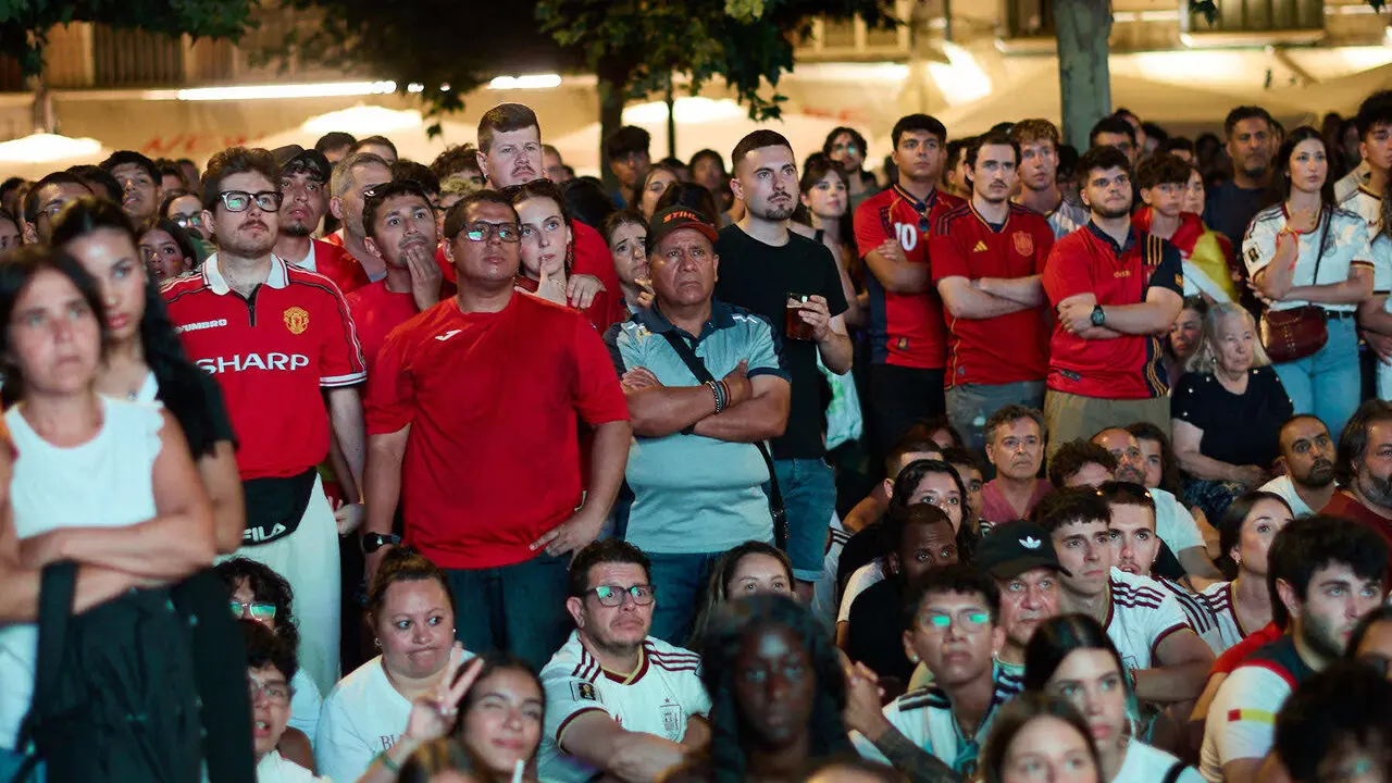 Seguimiento de la final del Mundial de f&uacute;tbol entre Espa&ntilde;a y Argentina en las pantallas gigantes instaladas en la Plaza del Castillo de Pamplona. I&Ntilde;IGO ALZUGARAY