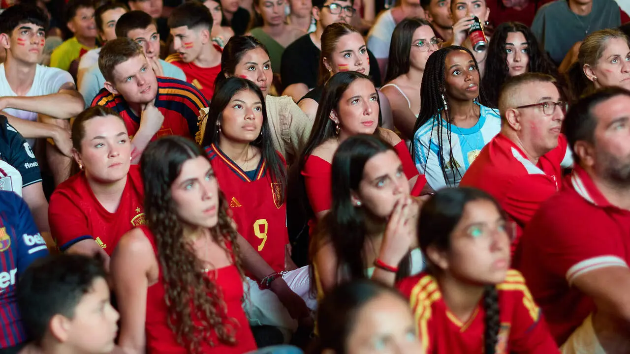 Seguimiento de la final del Mundial de f&uacute;tbol entre Espa&ntilde;a y Argentina en las pantallas gigantes instaladas en la Plaza del Castillo de Pamplona. I&Ntilde;IGO ALZUGARAY