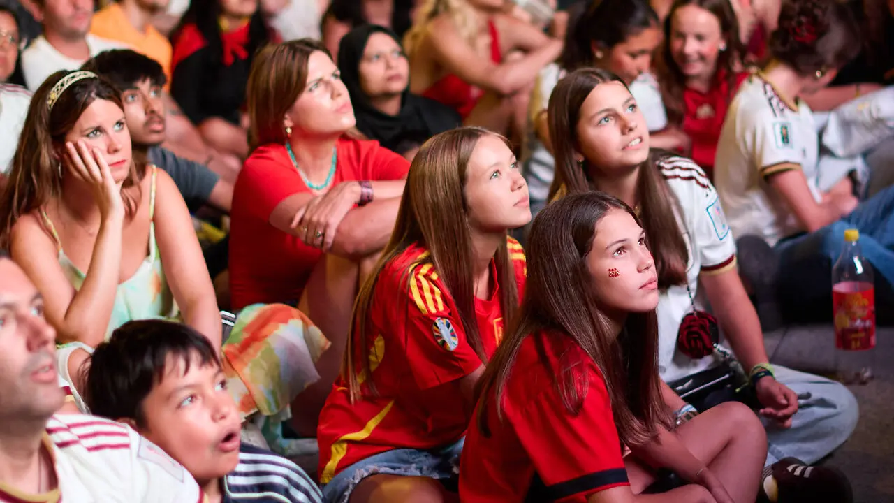 Seguimiento de la final del Mundial de f&uacute;tbol entre Espa&ntilde;a y Argentina en las pantallas gigantes instaladas en la Plaza del Castillo de Pamplona. I&Ntilde;IGO ALZUGARAY