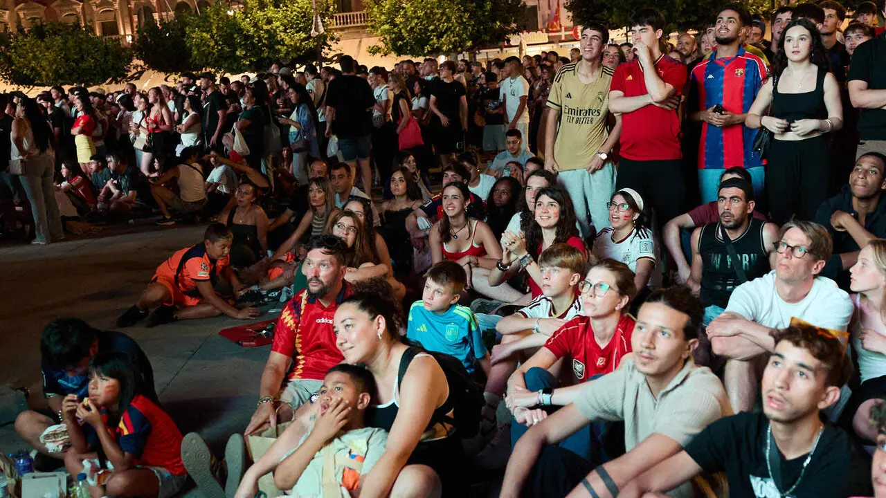 Seguimiento de la final del Mundial de f&uacute;tbol entre Espa&ntilde;a y Argentina en las pantallas gigantes instaladas en la Plaza del Castillo de Pamplona. I&Ntilde;IGO ALZUGARAY
