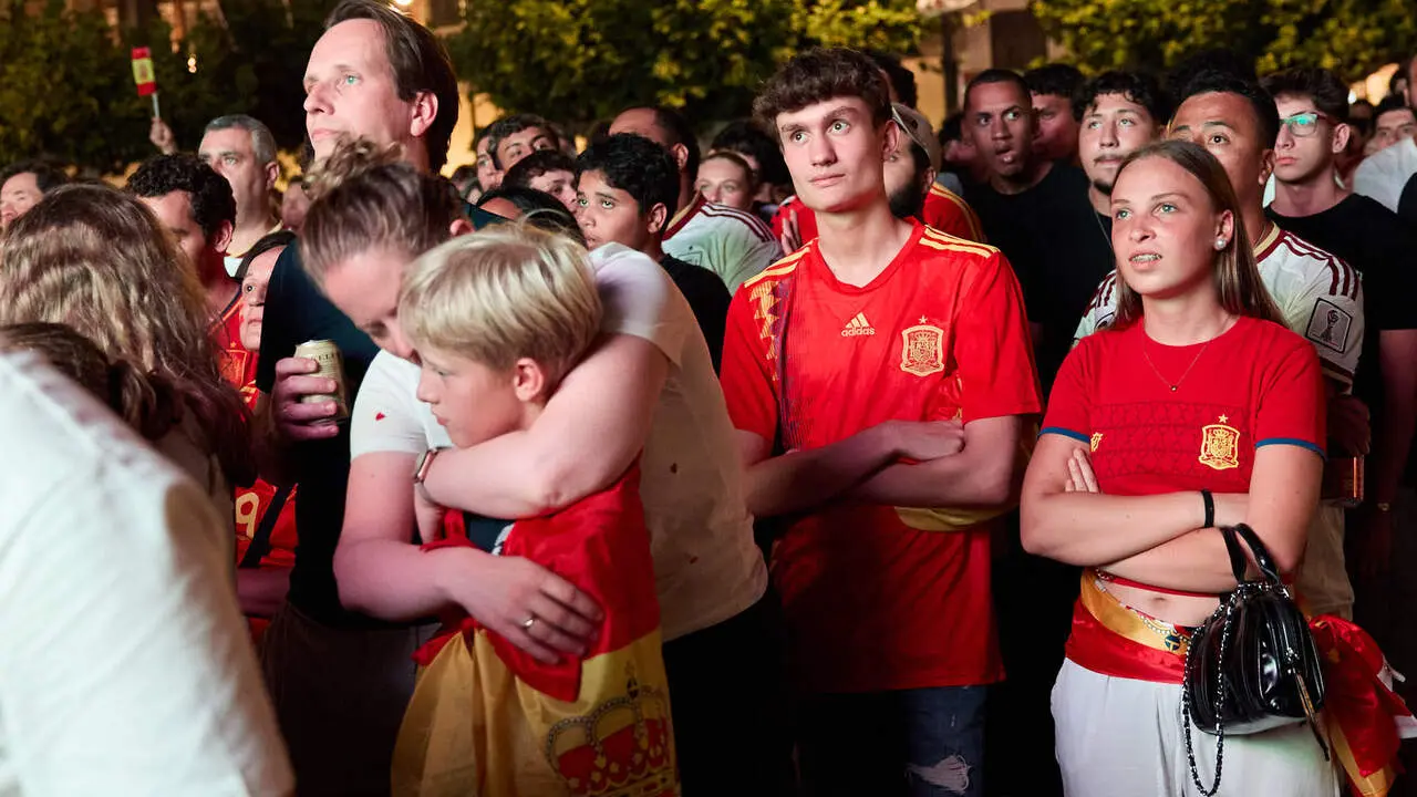 Seguimiento de la final del Mundial de f&uacute;tbol entre Espa&ntilde;a y Argentina en las pantallas gigantes instaladas en la Plaza del Castillo de Pamplona. I&Ntilde;IGO ALZUGARAY