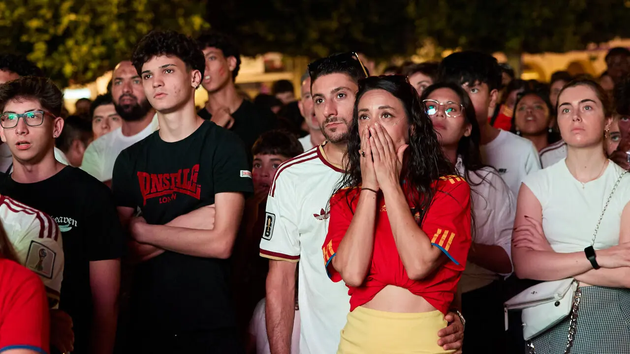 Seguimiento de la final del Mundial de f&uacute;tbol entre Espa&ntilde;a y Argentina en las pantallas gigantes instaladas en la Plaza del Castillo de Pamplona. I&Ntilde;IGO ALZUGARAY