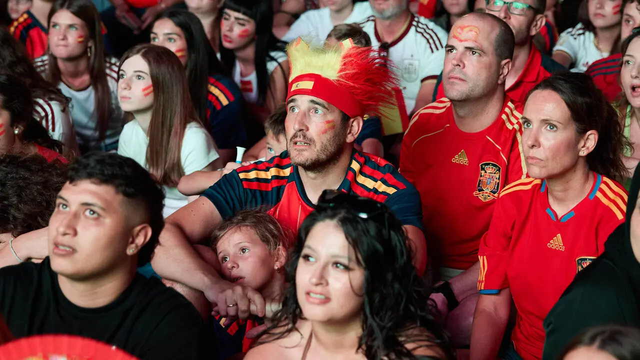 Seguimiento de la final del Mundial de f&uacute;tbol entre Espa&ntilde;a y Argentina en las pantallas gigantes instaladas en la Plaza del Castillo de Pamplona. I&Ntilde;IGO ALZUGARAY