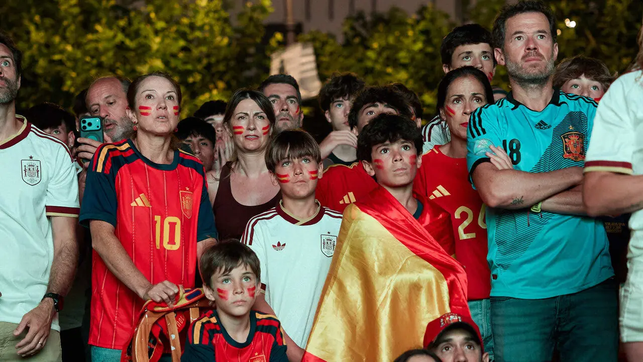 Seguimiento de la final del Mundial de f&uacute;tbol entre Espa&ntilde;a y Argentina en las pantallas gigantes instaladas en la Plaza del Castillo de Pamplona. I&Ntilde;IGO ALZUGARAY