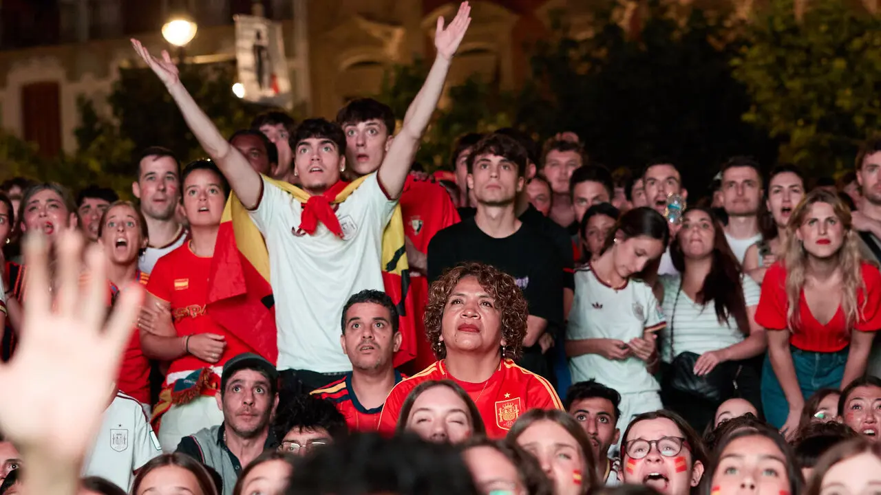 Seguimiento de la final del Mundial de f&uacute;tbol entre Espa&ntilde;a y Argentina en las pantallas gigantes instaladas en la Plaza del Castillo de Pamplona. I&Ntilde;IGO ALZUGARAY
