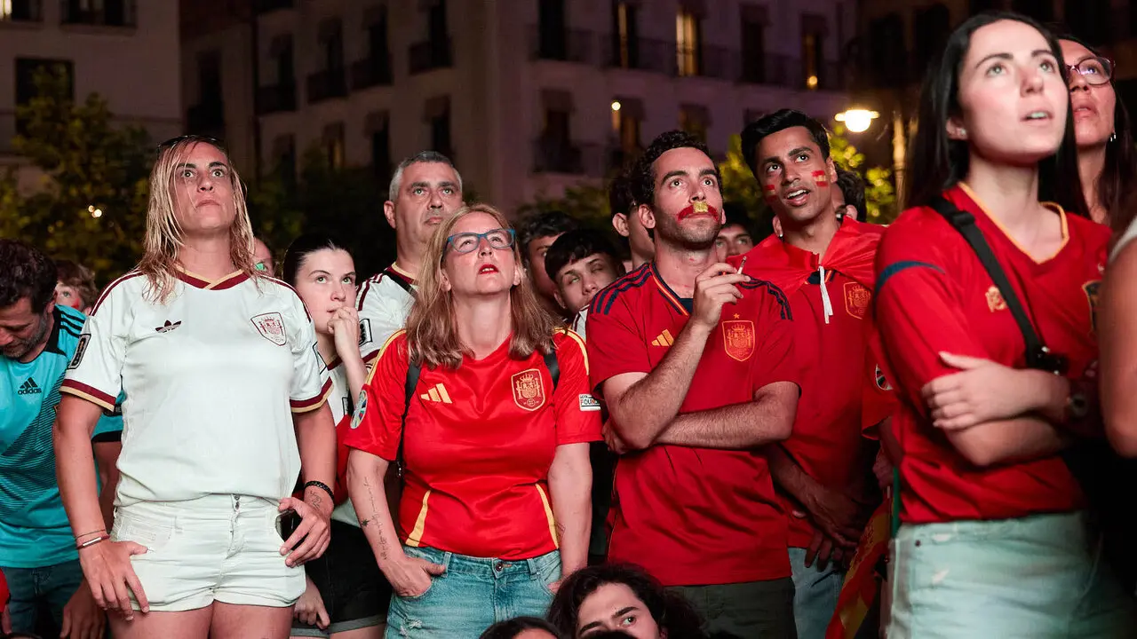 Seguimiento de la final del Mundial de f&uacute;tbol entre Espa&ntilde;a y Argentina en las pantallas gigantes instaladas en la Plaza del Castillo de Pamplona. I&Ntilde;IGO ALZUGARAY