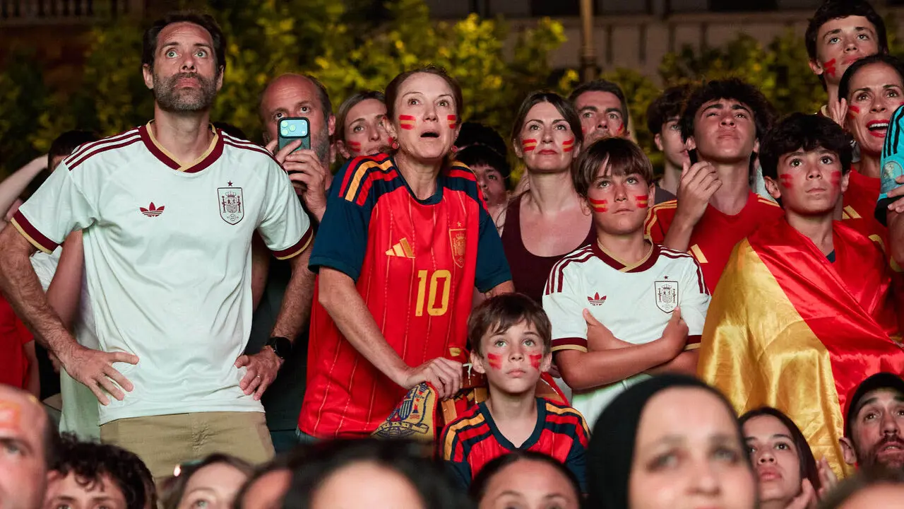 Seguimiento de la final del Mundial de f&uacute;tbol entre Espa&ntilde;a y Argentina en las pantallas gigantes instaladas en la Plaza del Castillo de Pamplona. I&Ntilde;IGO ALZUGARAY