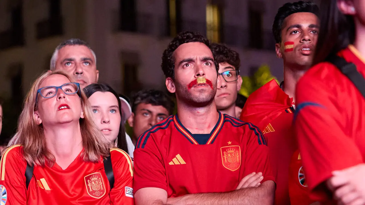 Seguimiento de la final del Mundial de f&uacute;tbol entre Espa&ntilde;a y Argentina en las pantallas gigantes instaladas en la Plaza del Castillo de Pamplona. I&Ntilde;IGO ALZUGARAY