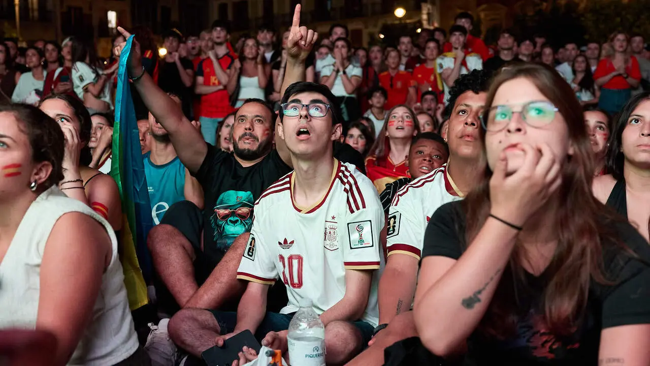 Seguimiento de la final del Mundial de f&uacute;tbol entre Espa&ntilde;a y Argentina en las pantallas gigantes instaladas en la Plaza del Castillo de Pamplona. I&Ntilde;IGO ALZUGARAY