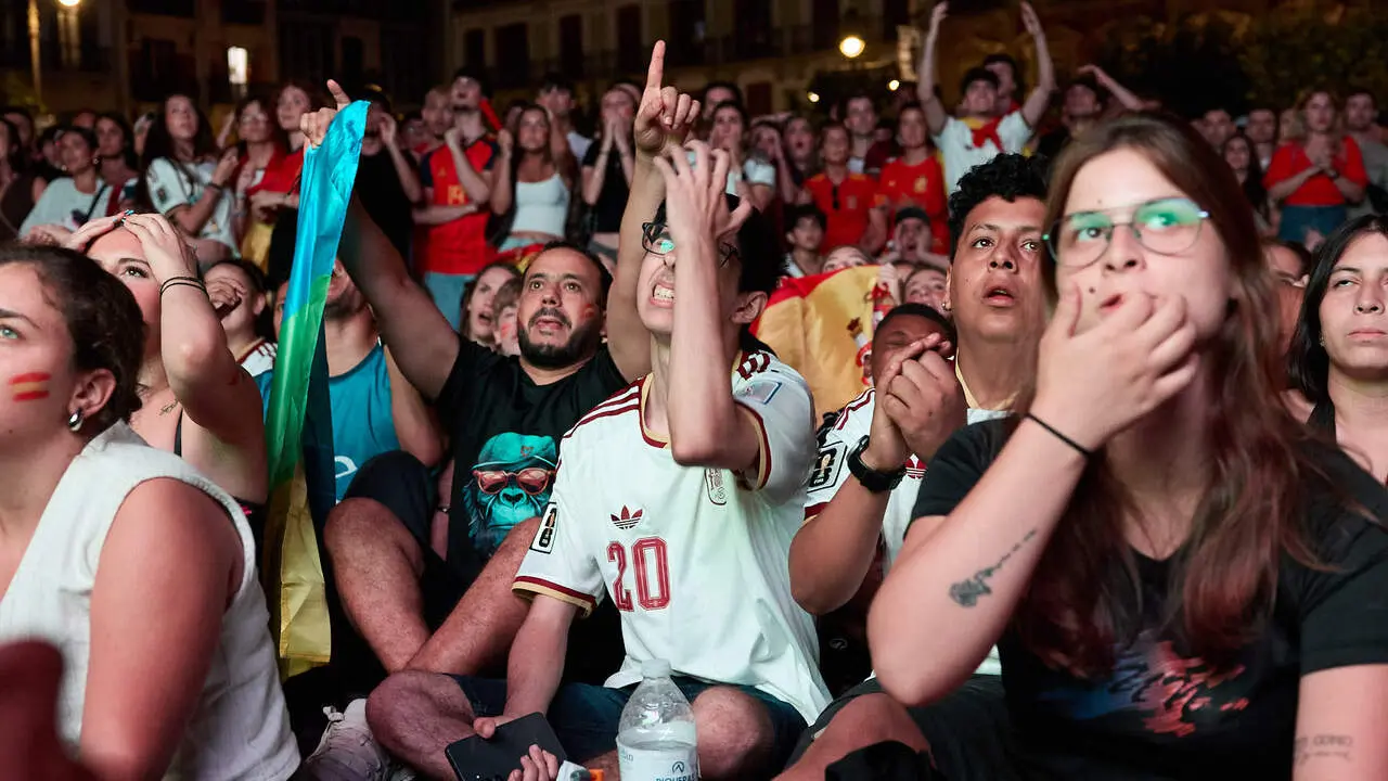 Seguimiento de la final del Mundial de f&uacute;tbol entre Espa&ntilde;a y Argentina en las pantallas gigantes instaladas en la Plaza del Castillo de Pamplona. I&Ntilde;IGO ALZUGARAY