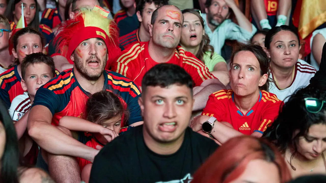 Seguimiento de la final del Mundial de f&uacute;tbol entre Espa&ntilde;a y Argentina en las pantallas gigantes instaladas en la Plaza del Castillo de Pamplona. I&Ntilde;IGO ALZUGARAY