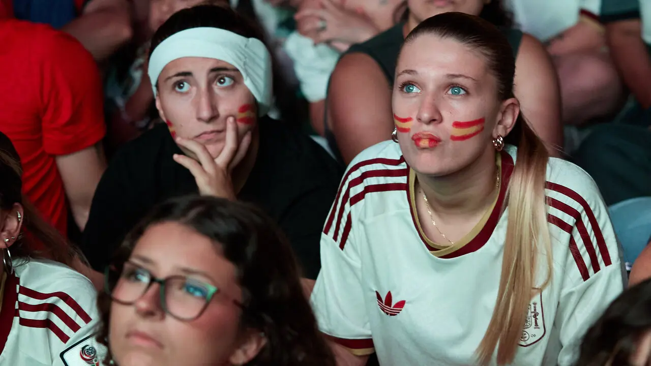 Seguimiento de la final del Mundial de f&uacute;tbol entre Espa&ntilde;a y Argentina en las pantallas gigantes instaladas en la Plaza del Castillo de Pamplona. I&Ntilde;IGO ALZUGARAY