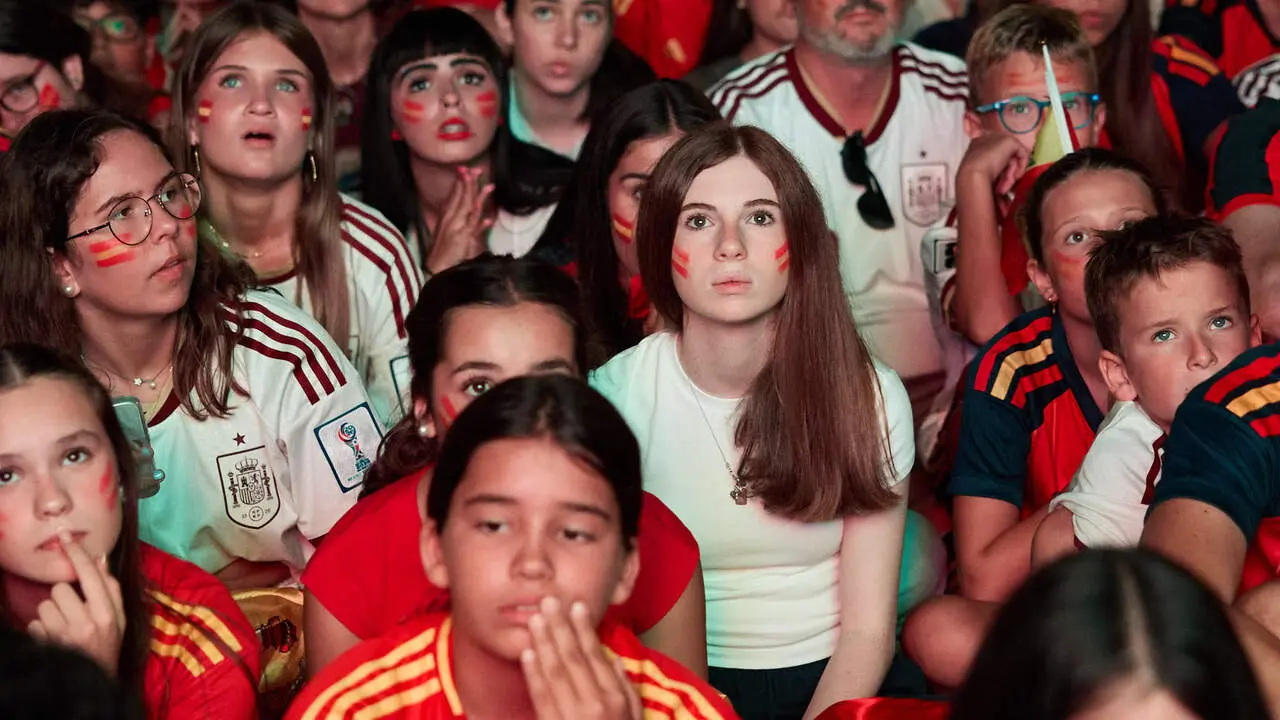 Seguimiento de la final del Mundial de f&uacute;tbol entre Espa&ntilde;a y Argentina en las pantallas gigantes instaladas en la Plaza del Castillo de Pamplona. I&Ntilde;IGO ALZUGARAY