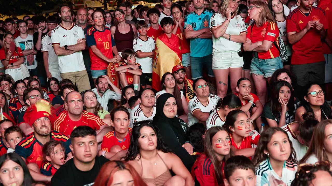 Seguimiento de la final del Mundial de f&uacute;tbol entre Espa&ntilde;a y Argentina en las pantallas gigantes instaladas en la Plaza del Castillo de Pamplona. I&Ntilde;IGO ALZUGARAY