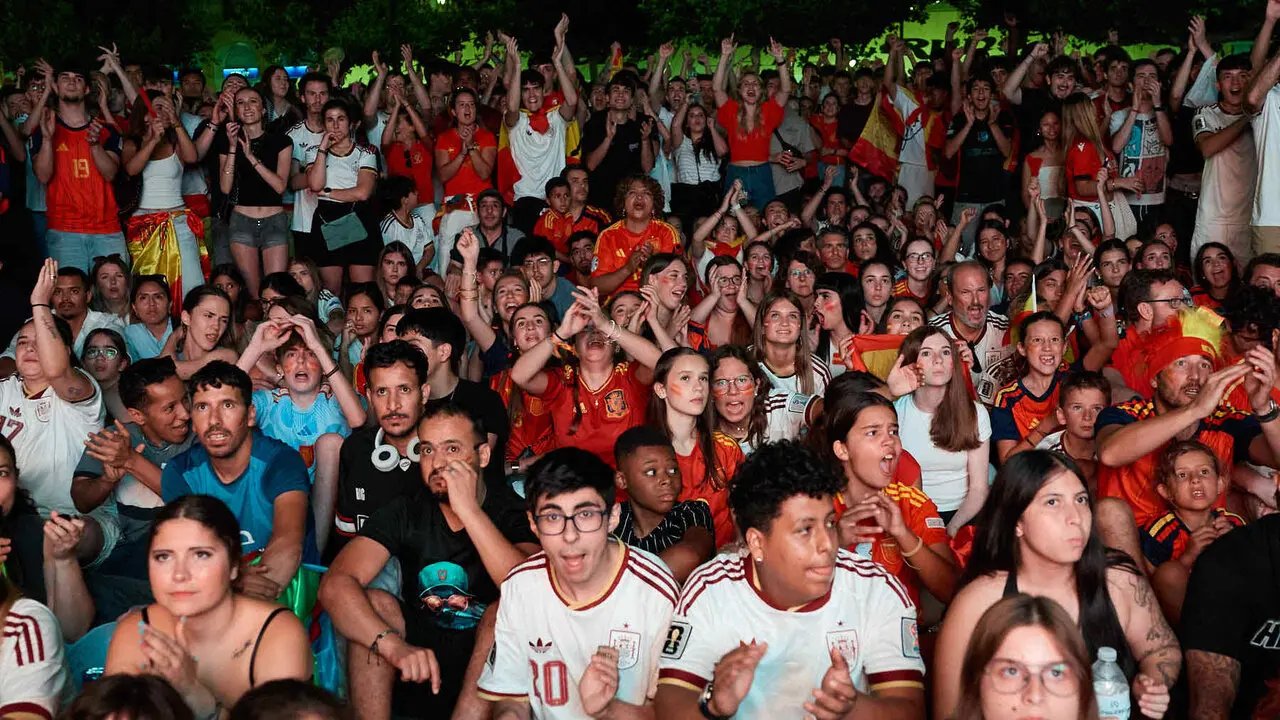 Seguimiento de la final del Mundial de f&uacute;tbol entre Espa&ntilde;a y Argentina en las pantallas gigantes instaladas en la Plaza del Castillo de Pamplona. I&Ntilde;IGO ALZUGARAY