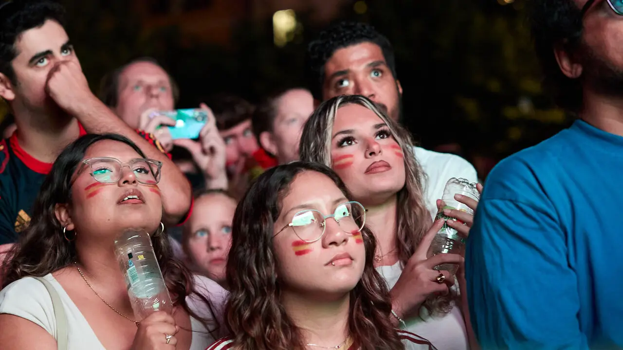 Seguimiento de la final del Mundial de f&uacute;tbol entre Espa&ntilde;a y Argentina en las pantallas gigantes instaladas en la Plaza del Castillo de Pamplona. I&Ntilde;IGO ALZUGARAY