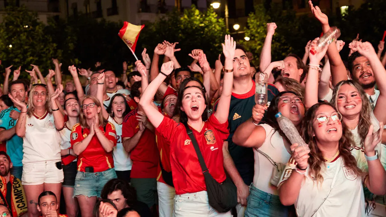 Seguimiento de la final del Mundial de f&uacute;tbol entre Espa&ntilde;a y Argentina en las pantallas gigantes instaladas en la Plaza del Castillo de Pamplona. I&Ntilde;IGO ALZUGARAY