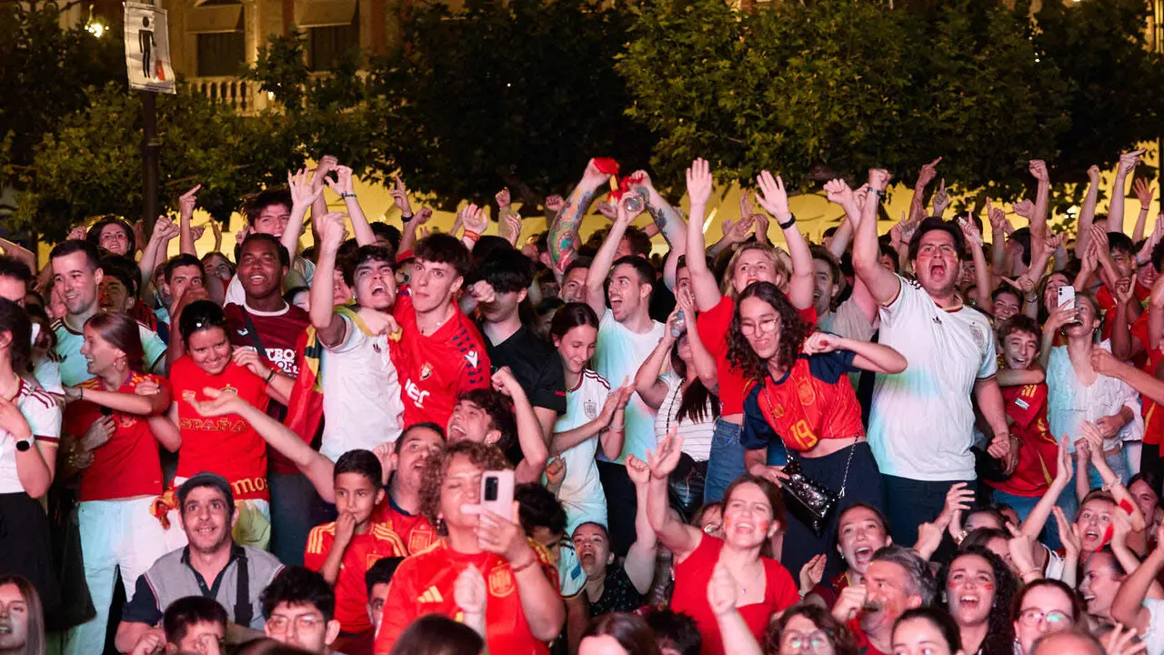 Seguimiento de la final del Mundial de f&uacute;tbol entre Espa&ntilde;a y Argentina en las pantallas gigantes instaladas en la Plaza del Castillo de Pamplona. I&Ntilde;IGO ALZUGARAY