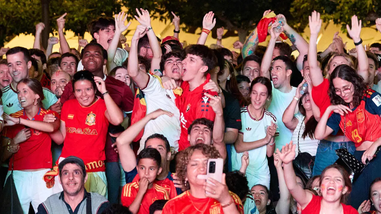 Seguimiento de la final del Mundial de f&uacute;tbol entre Espa&ntilde;a y Argentina en las pantallas gigantes instaladas en la Plaza del Castillo de Pamplona. I&Ntilde;IGO ALZUGARAY