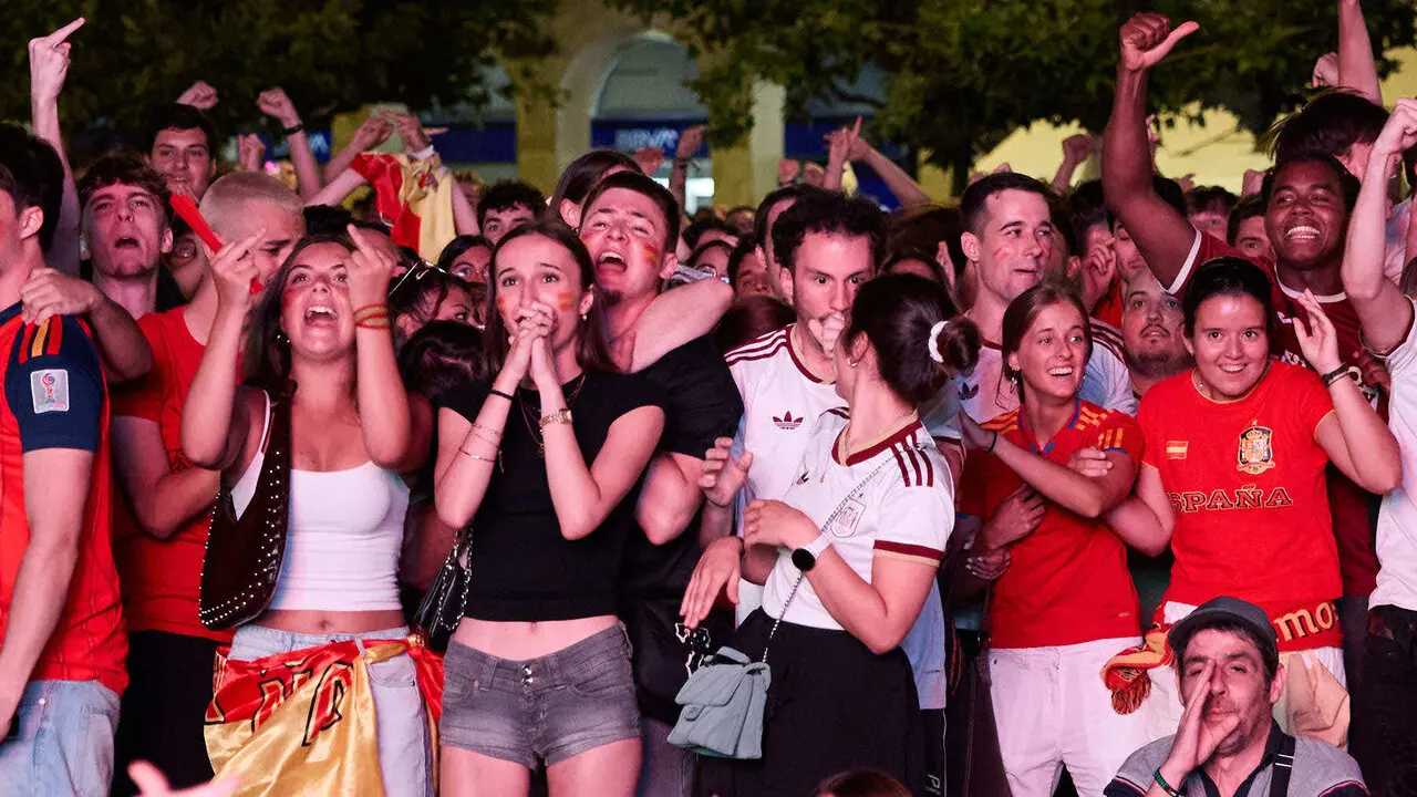 Seguimiento de la final del Mundial de f&uacute;tbol entre Espa&ntilde;a y Argentina en las pantallas gigantes instaladas en la Plaza del Castillo de Pamplona. I&Ntilde;IGO ALZUGARAY