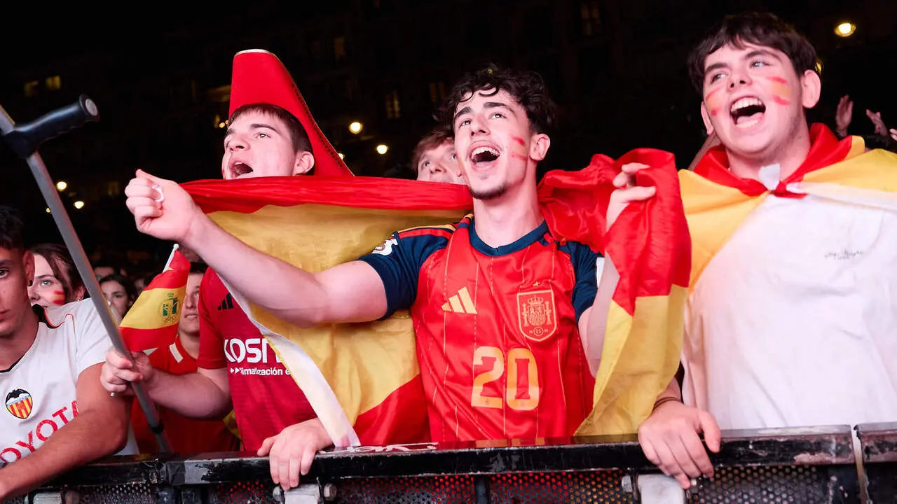 Seguimiento de la final del Mundial de f&uacute;tbol entre Espa&ntilde;a y Argentina en las pantallas gigantes instaladas en la Plaza del Castillo de Pamplona. I&Ntilde;IGO ALZUGARAY