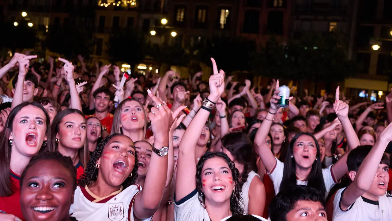 Seguimiento de la final del Mundial de f&uacute;tbol entre Espa&ntilde;a y Argentina en las pantallas gigantes instaladas en la Plaza del Castillo de Pamplona. I&Ntilde;IGO ALZUGARAY