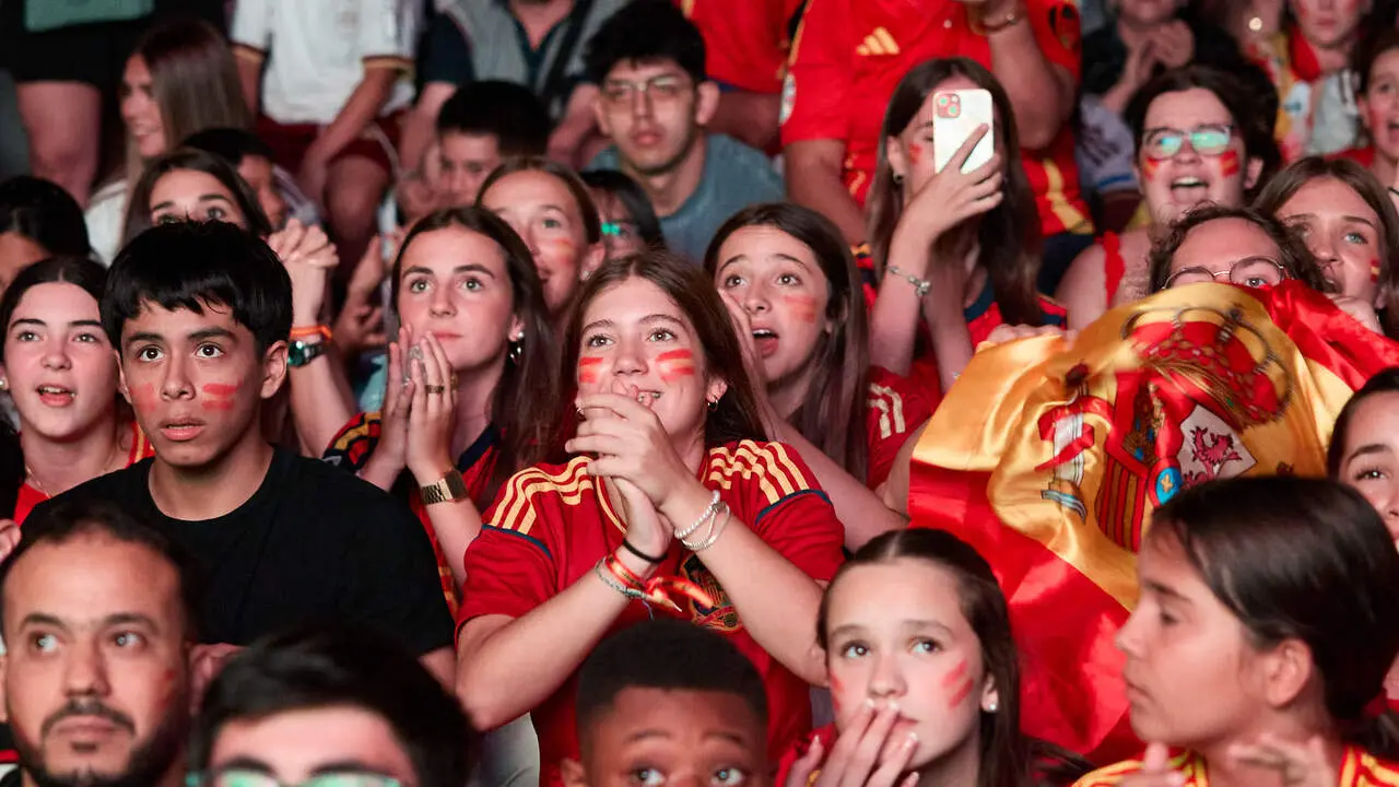 Seguimiento de la final del Mundial de f&uacute;tbol entre Espa&ntilde;a y Argentina en las pantallas gigantes instaladas en la Plaza del Castillo de Pamplona. I&Ntilde;IGO ALZUGARAY