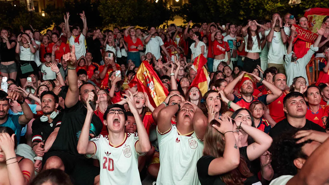 Seguimiento de la final del Mundial de f&uacute;tbol entre Espa&ntilde;a y Argentina en las pantallas gigantes instaladas en la Plaza del Castillo de Pamplona. I&Ntilde;IGO ALZUGARAY