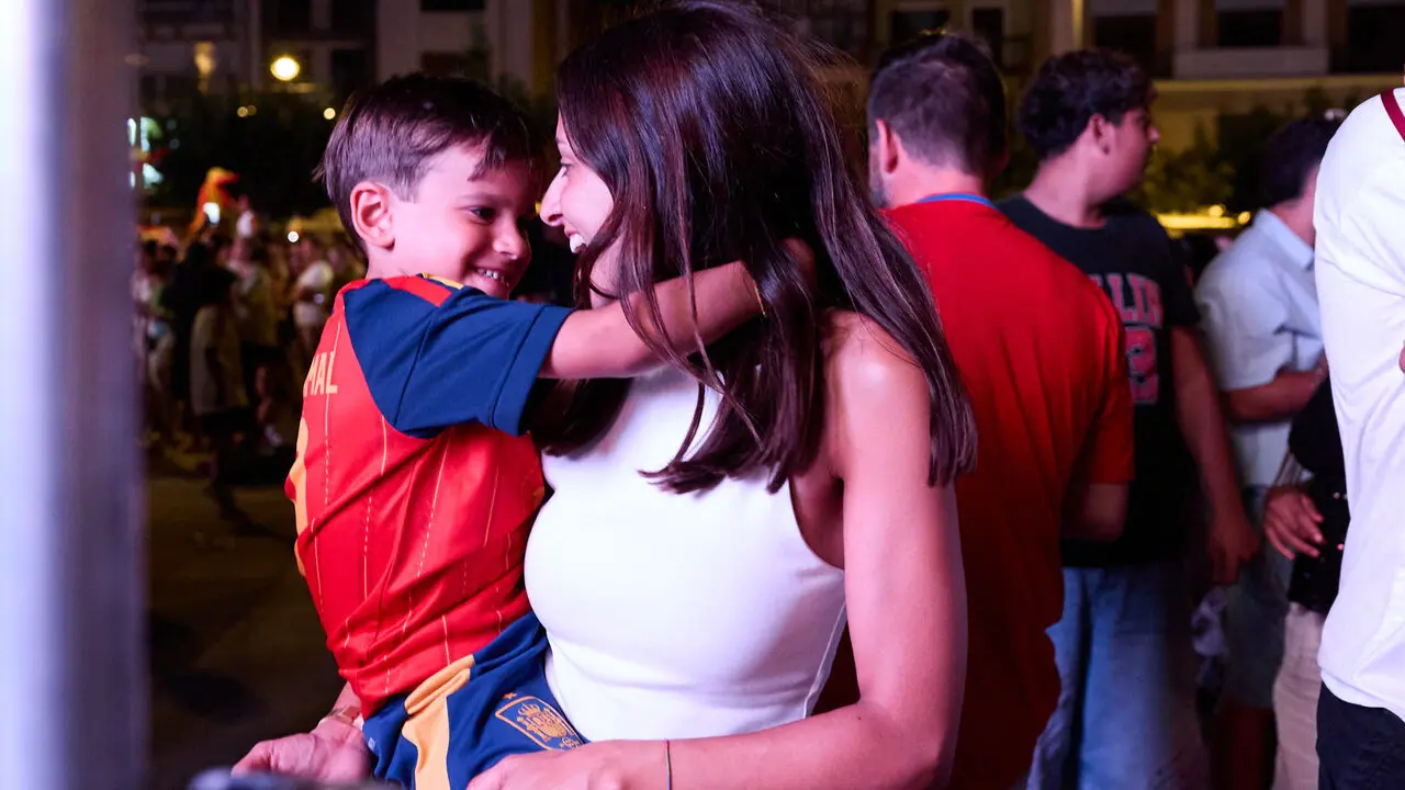 Seguimiento de la final del Mundial de f&uacute;tbol entre Espa&ntilde;a y Argentina en las pantallas gigantes instaladas en la Plaza del Castillo de Pamplona. I&Ntilde;IGO ALZUGARAY
