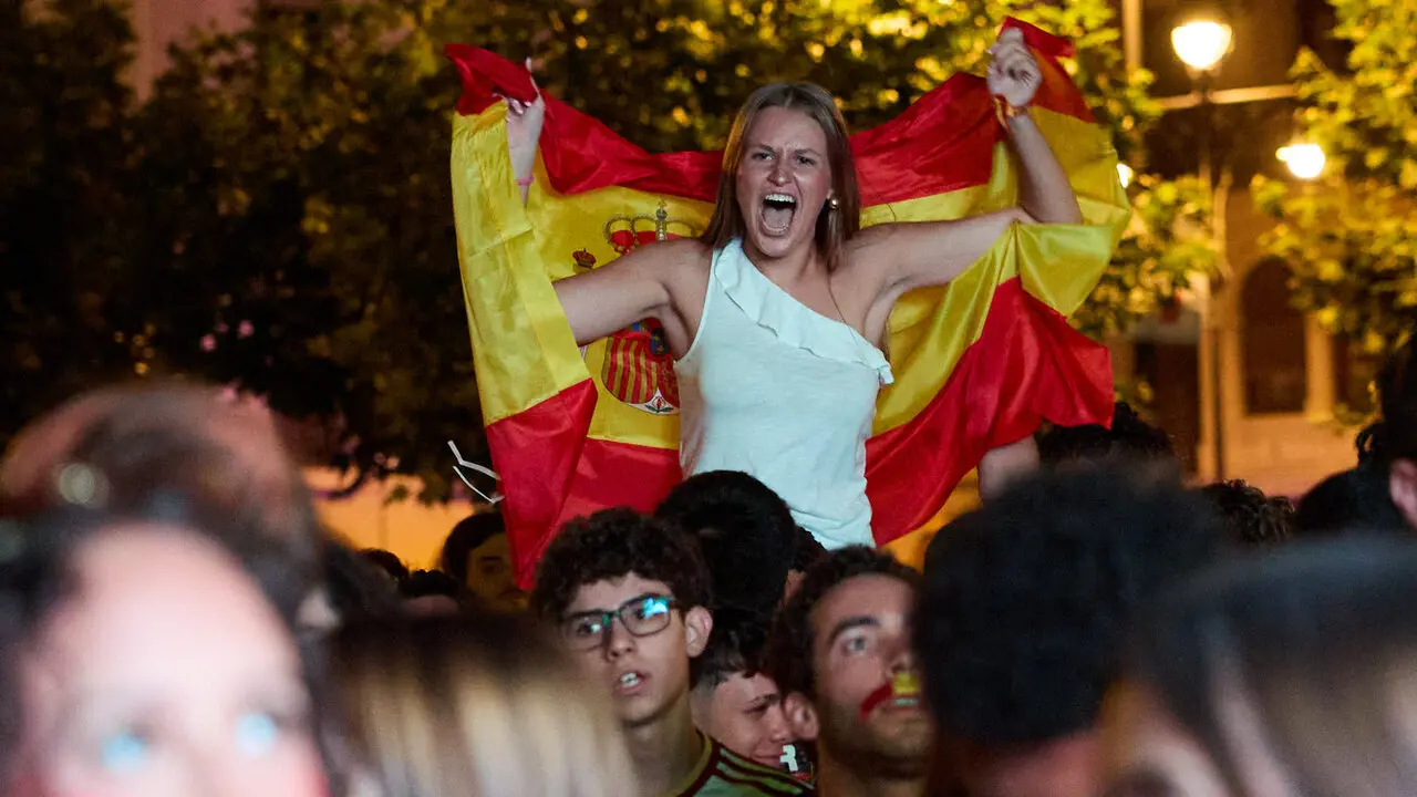 Seguimiento de la final del Mundial de f&uacute;tbol entre Espa&ntilde;a y Argentina en las pantallas gigantes instaladas en la Plaza del Castillo de Pamplona. I&Ntilde;IGO ALZUGARAY