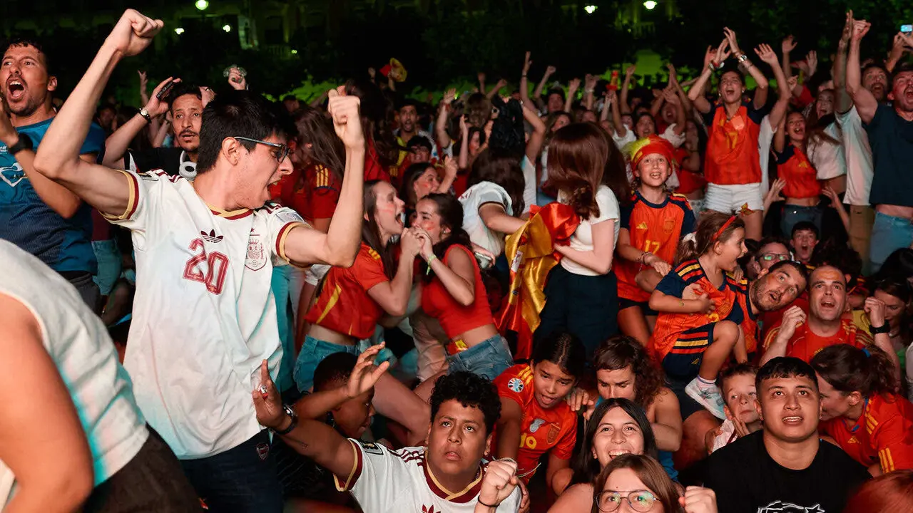 Seguimiento de la final del Mundial de f&uacute;tbol entre Espa&ntilde;a y Argentina en las pantallas gigantes instaladas en la Plaza del Castillo de Pamplona. I&Ntilde;IGO ALZUGARAY
