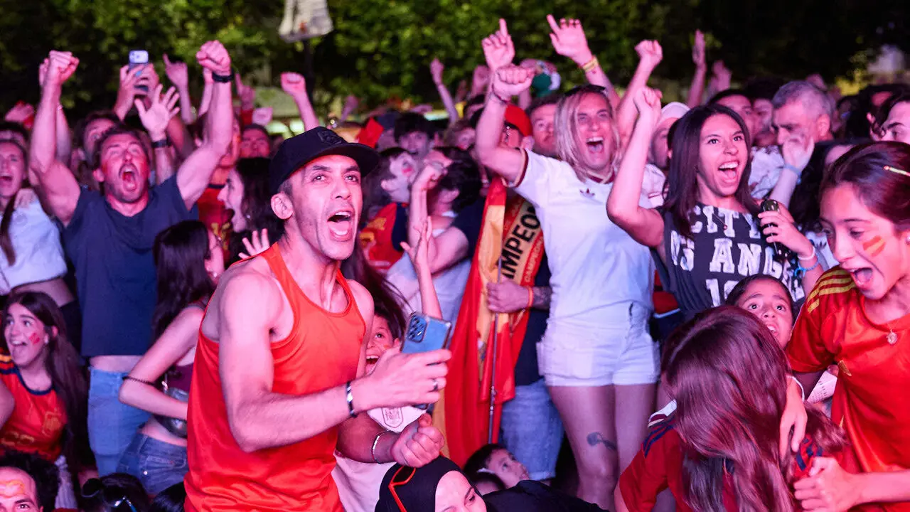 Seguimiento de la final del Mundial de f&uacute;tbol entre Espa&ntilde;a y Argentina en las pantallas gigantes instaladas en la Plaza del Castillo de Pamplona. I&Ntilde;IGO ALZUGARAY