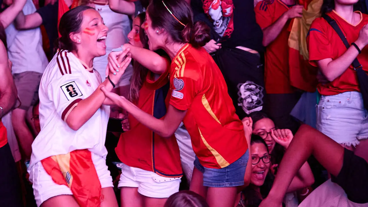 Seguimiento de la final del Mundial de f&uacute;tbol entre Espa&ntilde;a y Argentina en las pantallas gigantes instaladas en la Plaza del Castillo de Pamplona. I&Ntilde;IGO ALZUGARAY