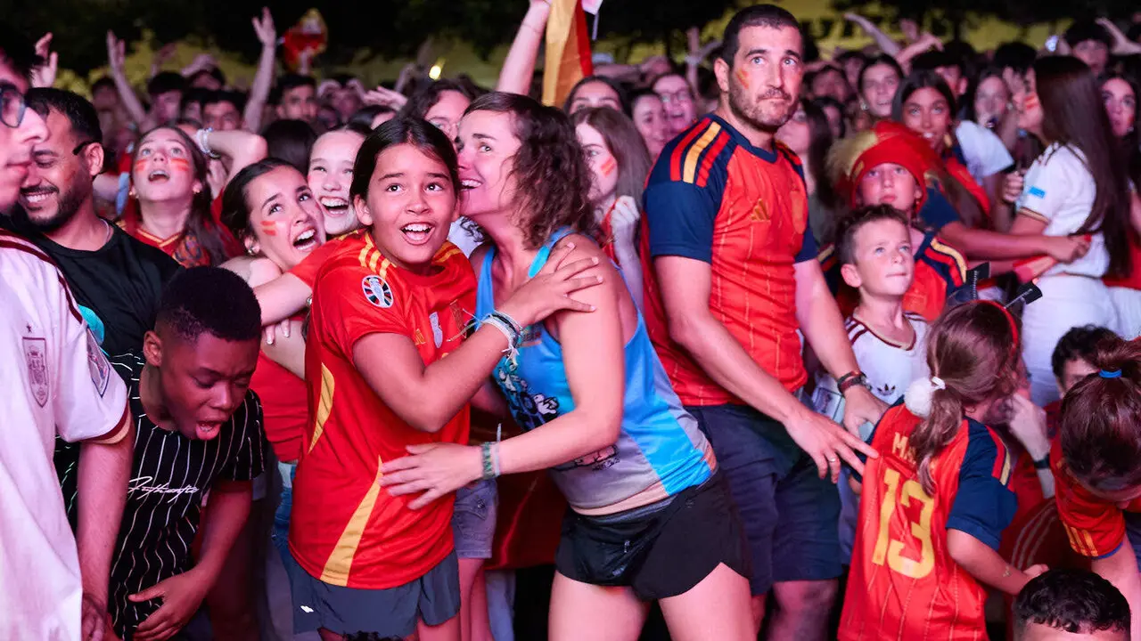 Seguimiento de la final del Mundial de f&uacute;tbol entre Espa&ntilde;a y Argentina en las pantallas gigantes instaladas en la Plaza del Castillo de Pamplona. I&Ntilde;IGO ALZUGARAY