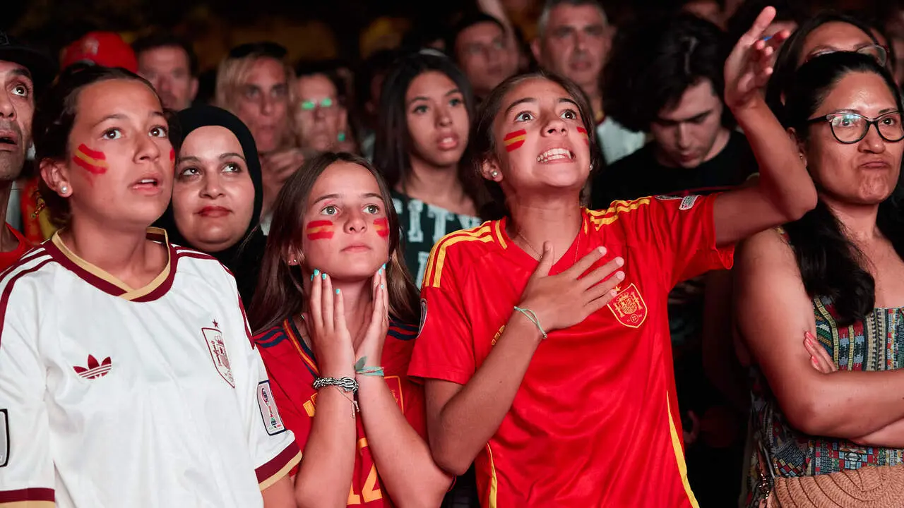 Seguimiento de la final del Mundial de f&uacute;tbol entre Espa&ntilde;a y Argentina en las pantallas gigantes instaladas en la Plaza del Castillo de Pamplona. I&Ntilde;IGO ALZUGARAY