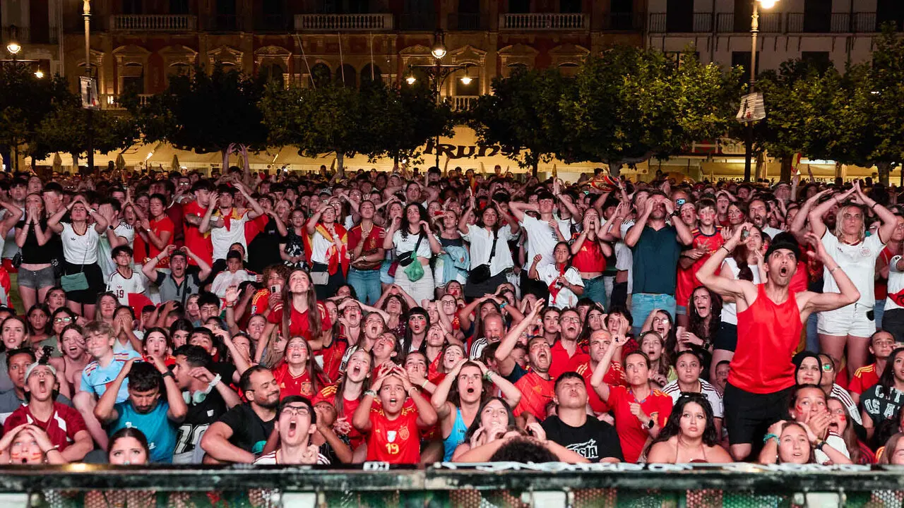 Seguimiento de la final del Mundial de f&uacute;tbol entre Espa&ntilde;a y Argentina en las pantallas gigantes instaladas en la Plaza del Castillo de Pamplona. I&Ntilde;IGO ALZUGARAY