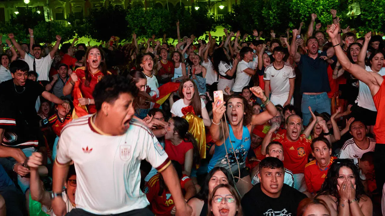 Seguimiento de la final del Mundial de f&uacute;tbol entre Espa&ntilde;a y Argentina en las pantallas gigantes instaladas en la Plaza del Castillo de Pamplona. I&Ntilde;IGO ALZUGARAY