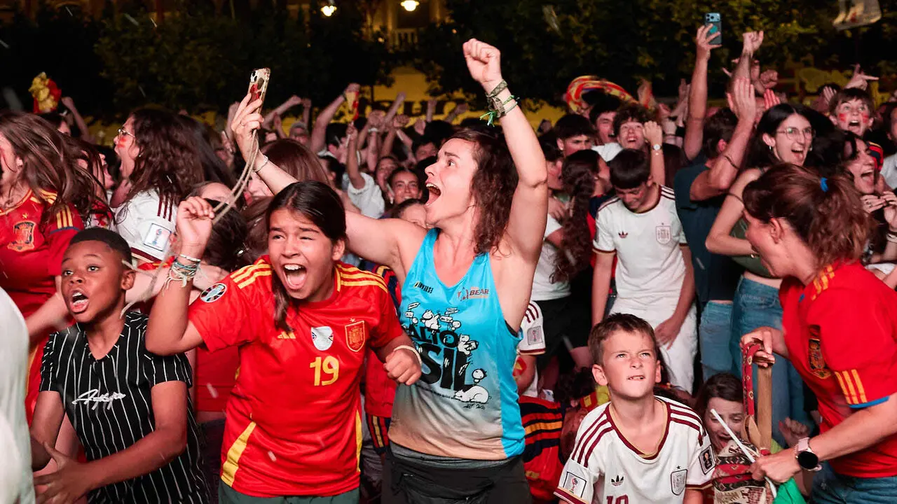 Seguimiento de la final del Mundial de f&uacute;tbol entre Espa&ntilde;a y Argentina en las pantallas gigantes instaladas en la Plaza del Castillo de Pamplona. I&Ntilde;IGO ALZUGARAY
