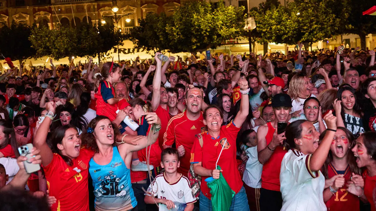 Seguimiento de la final del Mundial de f&uacute;tbol entre Espa&ntilde;a y Argentina en las pantallas gigantes instaladas en la Plaza del Castillo de Pamplona. I&Ntilde;IGO ALZUGARAY