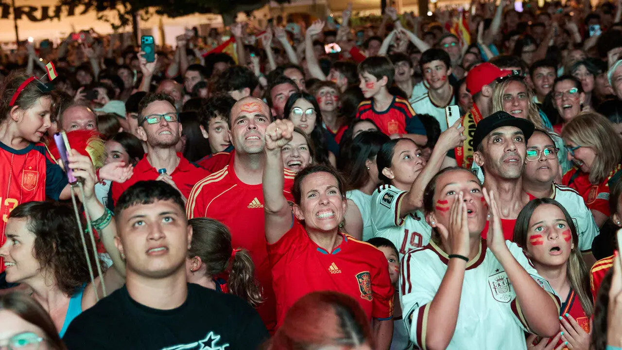 Seguimiento de la final del Mundial de f&uacute;tbol entre Espa&ntilde;a y Argentina en las pantallas gigantes instaladas en la Plaza del Castillo de Pamplona. I&Ntilde;IGO ALZUGARAY