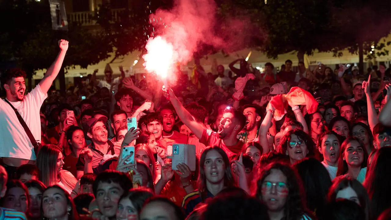 Seguimiento de la final del Mundial de f&uacute;tbol entre Espa&ntilde;a y Argentina en las pantallas gigantes instaladas en la Plaza del Castillo de Pamplona. I&Ntilde;IGO ALZUGARAY