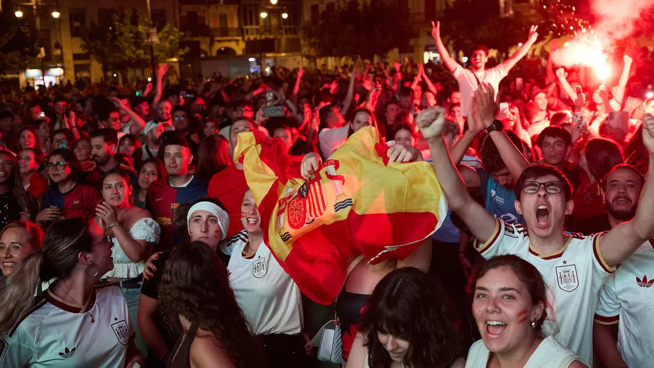 Seguimiento de la final del Mundial de f&uacute;tbol entre Espa&ntilde;a y Argentina en las pantallas gigantes instaladas en la Plaza del Castillo de Pamplona. I&Ntilde;IGO ALZUGARAY