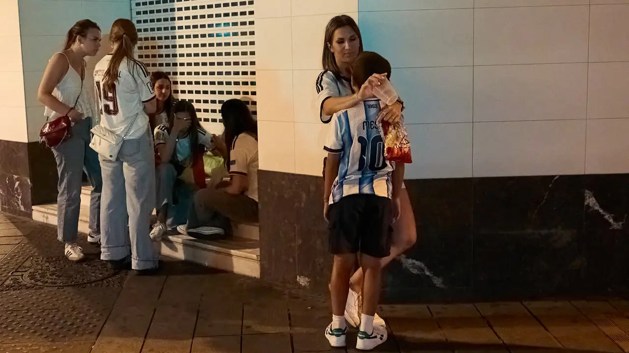 Seguimiento de la final del Mundial de f&uacute;tbol entre Espa&ntilde;a y Argentina en las pantallas gigantes instaladas en la Plaza del Castillo de Pamplona. I&Ntilde;IGO ALZUGARAY