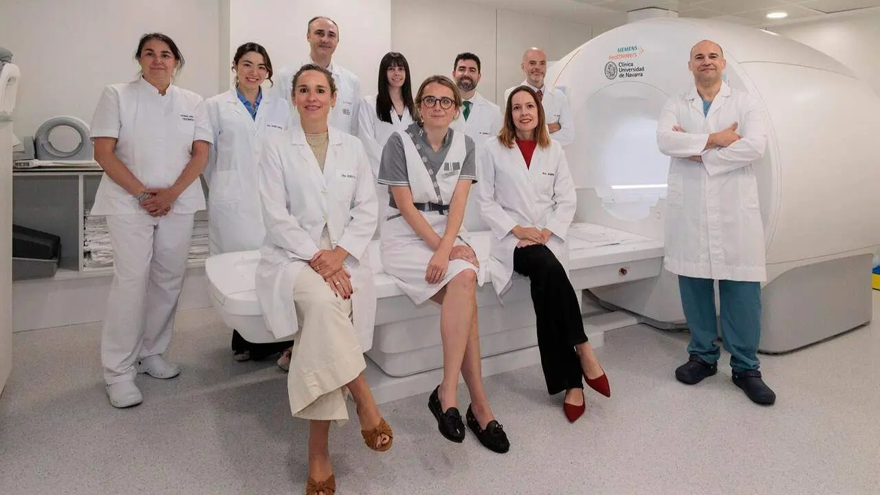 Profesionales de la Cl&iacute;nica Universidad de Navarra junto a la nueva&nbsp;resonancia&nbsp;magn&eacute;tica de la sede de Madrid. CEDIDA