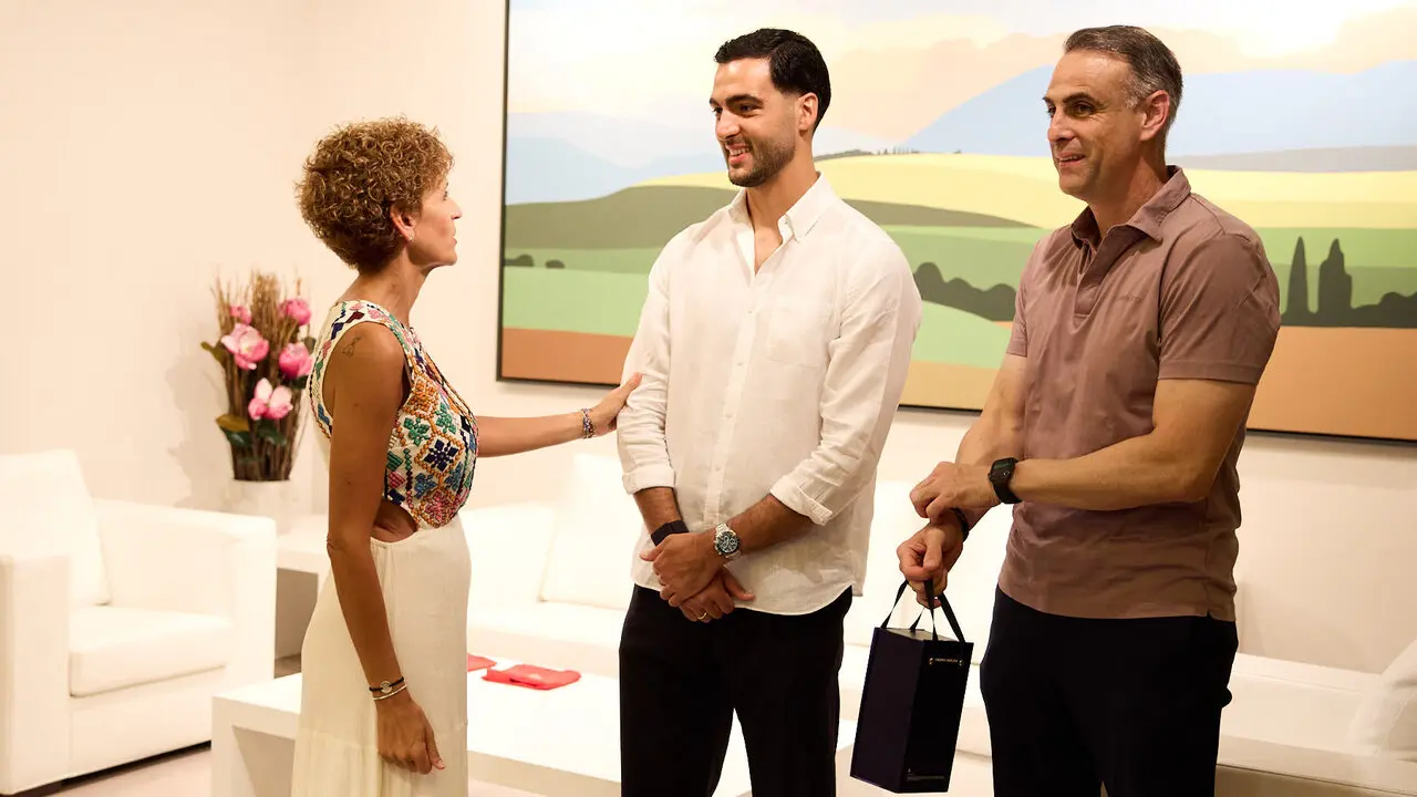 El jugador navarro campe&oacute;n del Mundial de F&uacute;tbol, Mikel Merino, y el psic&oacute;logo deportivo de la selecci&oacute;n espa&ntilde;ola, Javier L&oacute;pez Vallejo, han sido recibidos en el Palacio de Navarra por la Presidenta foral, Mar&iacute;a Chivite, tras lo cual han salido al balc&oacute;n a saludar a la afici&oacute;n navarra. I&Ntilde;IGO ALZUGARAY