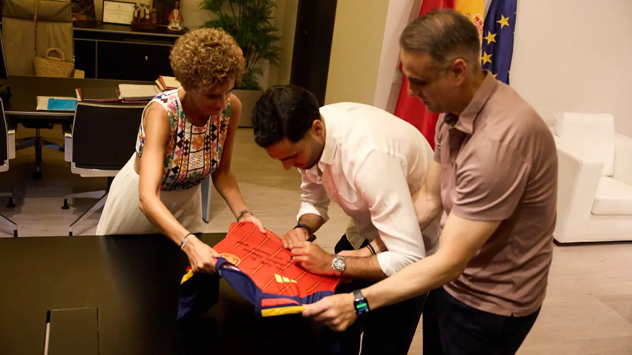 El jugador navarro campe&oacute;n del Mundial de F&uacute;tbol, Mikel Merino, y el psic&oacute;logo deportivo de la selecci&oacute;n espa&ntilde;ola, Javier L&oacute;pez Vallejo, han sido recibidos en el Palacio de Navarra por la Presidenta foral, Mar&iacute;a Chivite, tras lo cual han salido al balc&oacute;n a saludar a la afici&oacute;n navarra. I&Ntilde;IGO ALZUGARAY