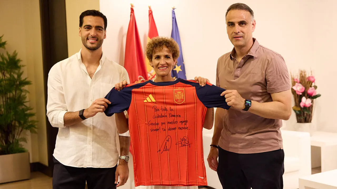 El jugador navarro campe&oacute;n del Mundial de F&uacute;tbol, Mikel Merino, y el psic&oacute;logo deportivo de la selecci&oacute;n espa&ntilde;ola, Javier L&oacute;pez Vallejo, han sido recibidos en el Palacio de Navarra por la Presidenta foral, Mar&iacute;a Chivite, tras lo cual han salido al balc&oacute;n a saludar a la afici&oacute;n navarra. I&Ntilde;IGO ALZUGARAY