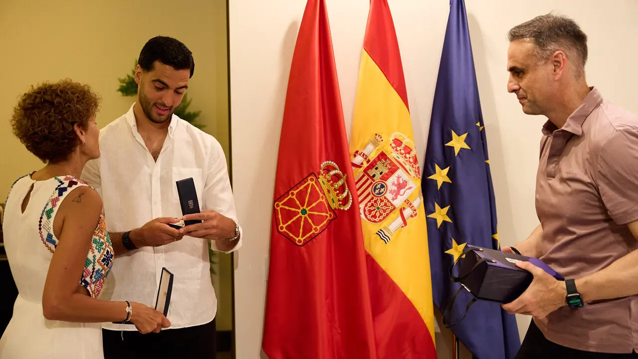 El jugador navarro campe&oacute;n del Mundial de F&uacute;tbol, Mikel Merino, y el psic&oacute;logo deportivo de la selecci&oacute;n espa&ntilde;ola, Javier L&oacute;pez Vallejo, han sido recibidos en el Palacio de Navarra por la Presidenta foral, Mar&iacute;a Chivite, tras lo cual han salido al balc&oacute;n a saludar a la afici&oacute;n navarra. I&Ntilde;IGO ALZUGARAY